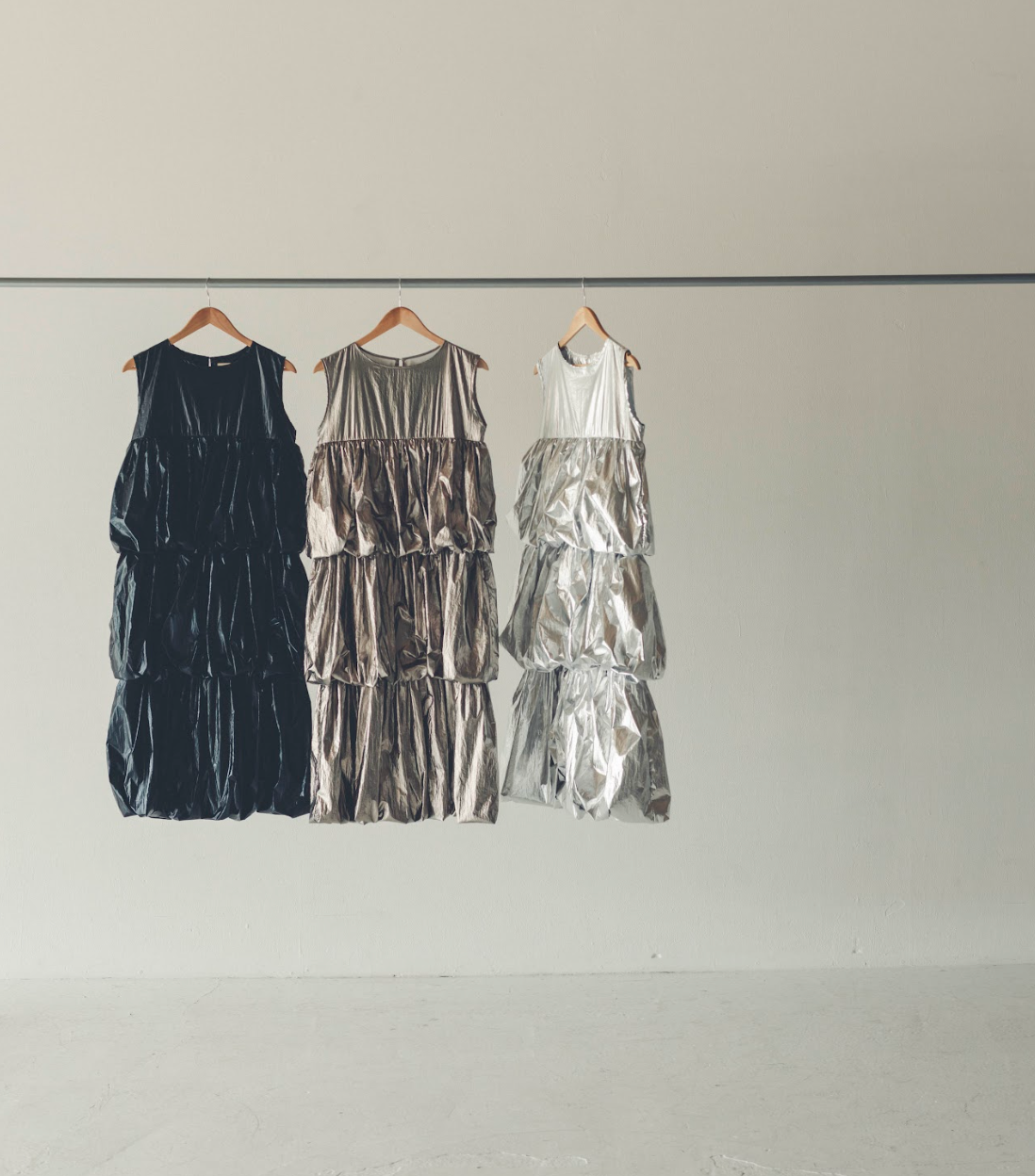 Metallic balloon tiered dress / black