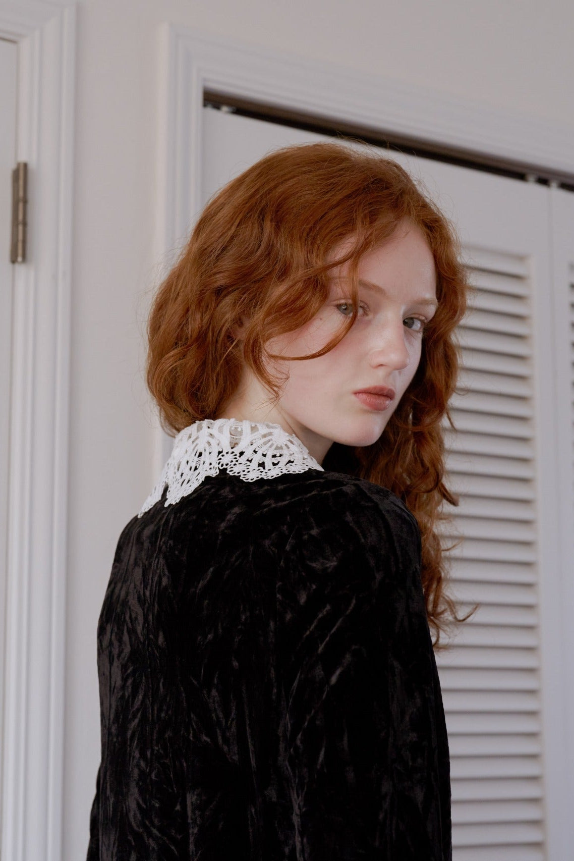 Lace collar velour cardigan / black