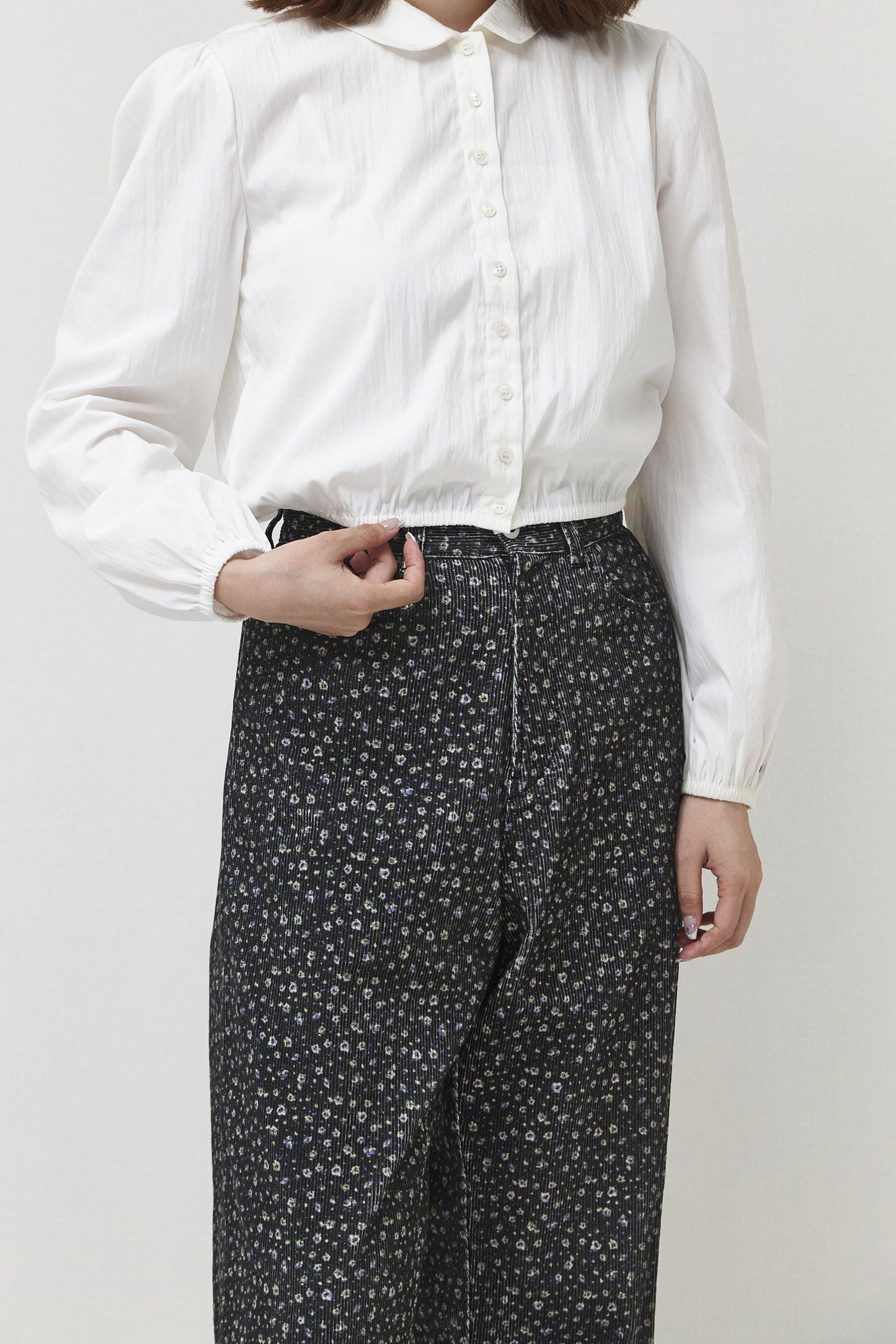 Round collar cropped blouse / White