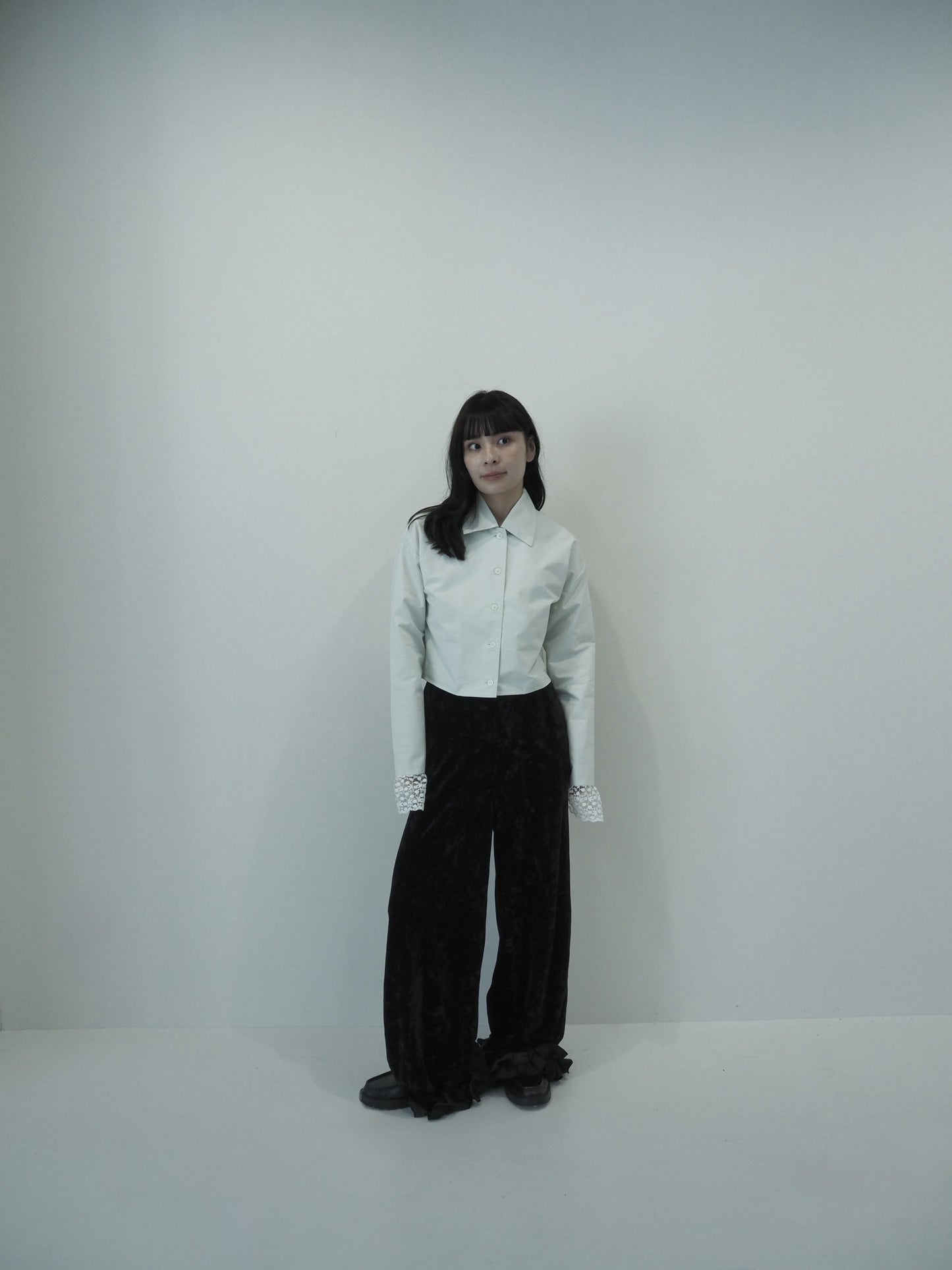 lace cuff cropped shirt / off white