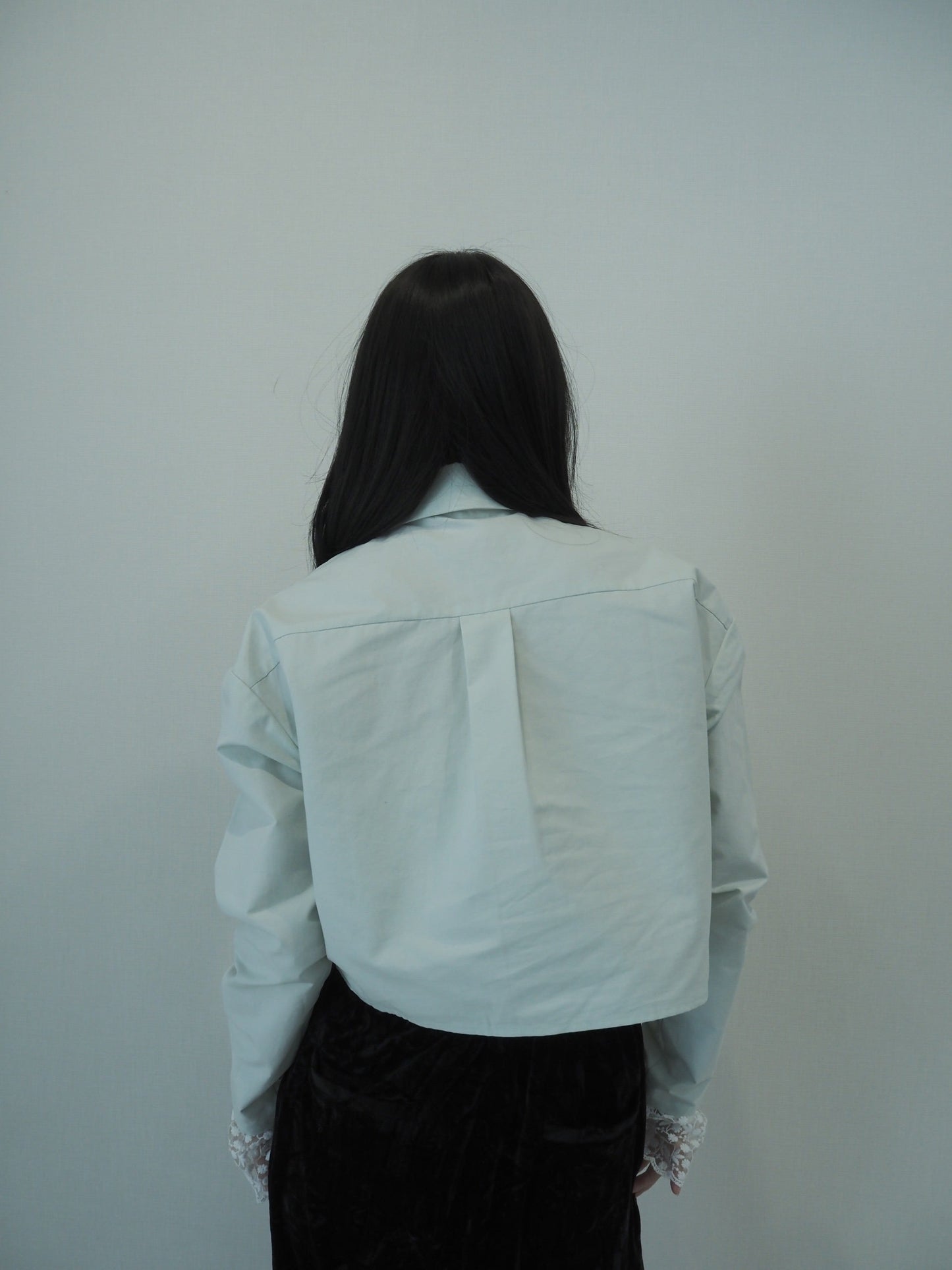 lace cuff cropped shirt / off white