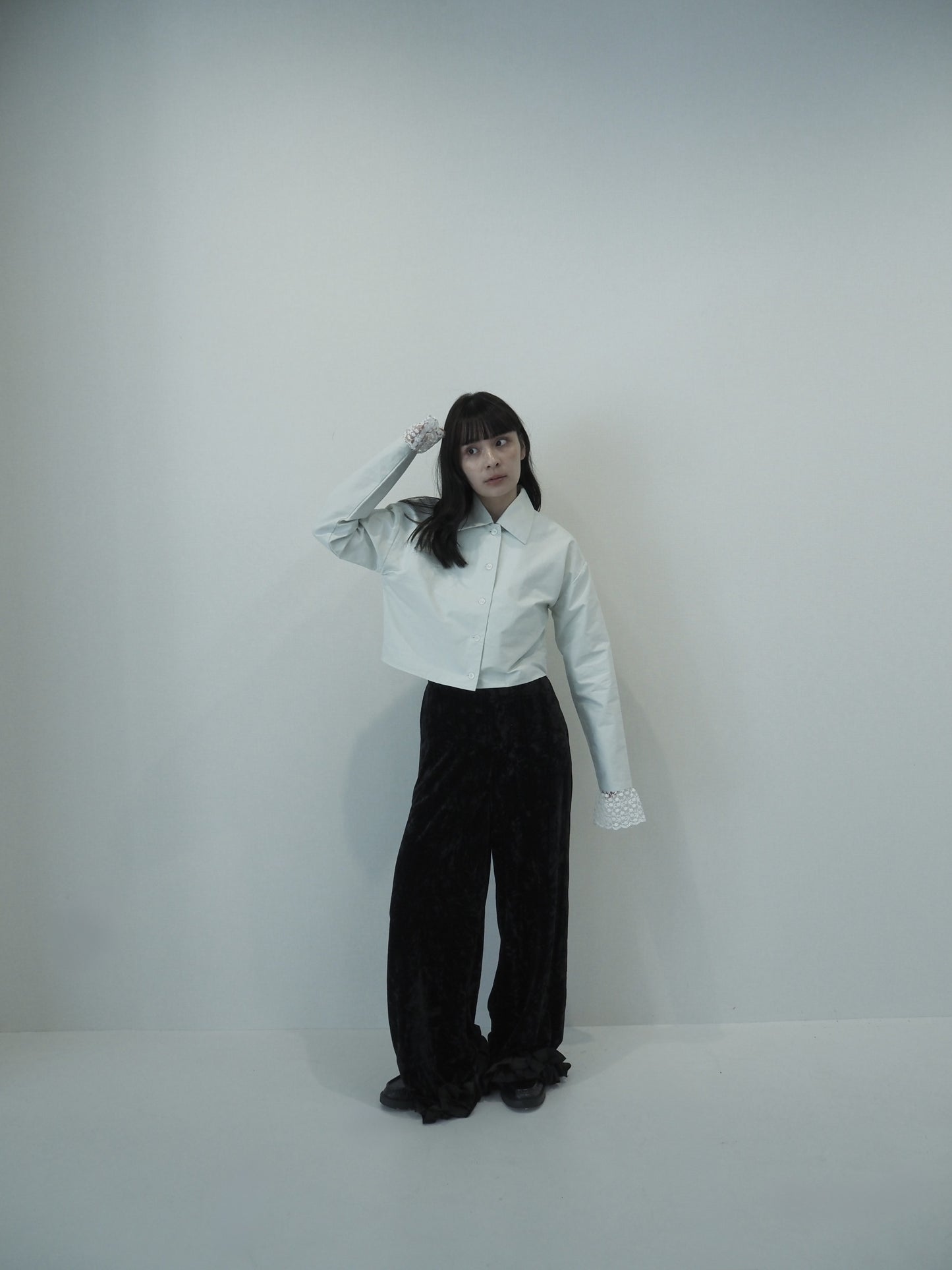 lace cuff cropped shirt / off white