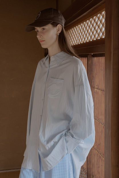 "P" Embroidery shirt / clear blue