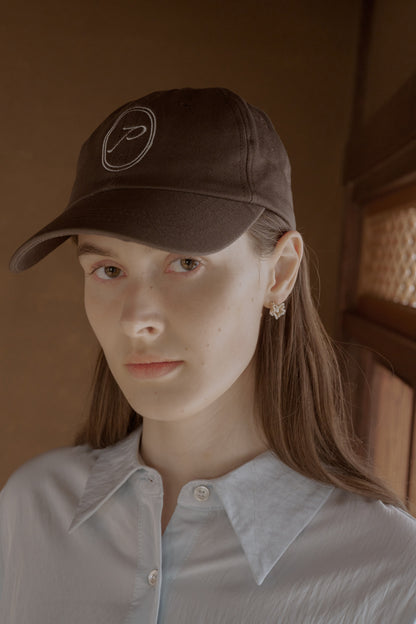 "P" Embroidery cap / brown