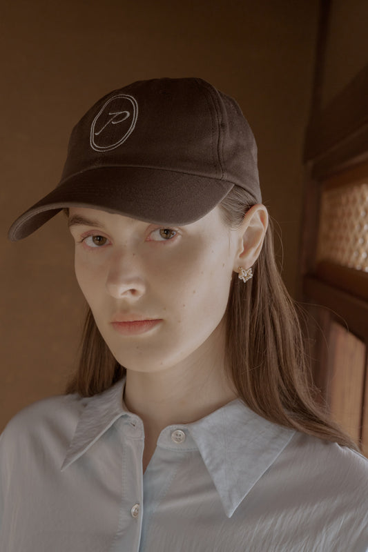 "P" Embroidery cap / brown