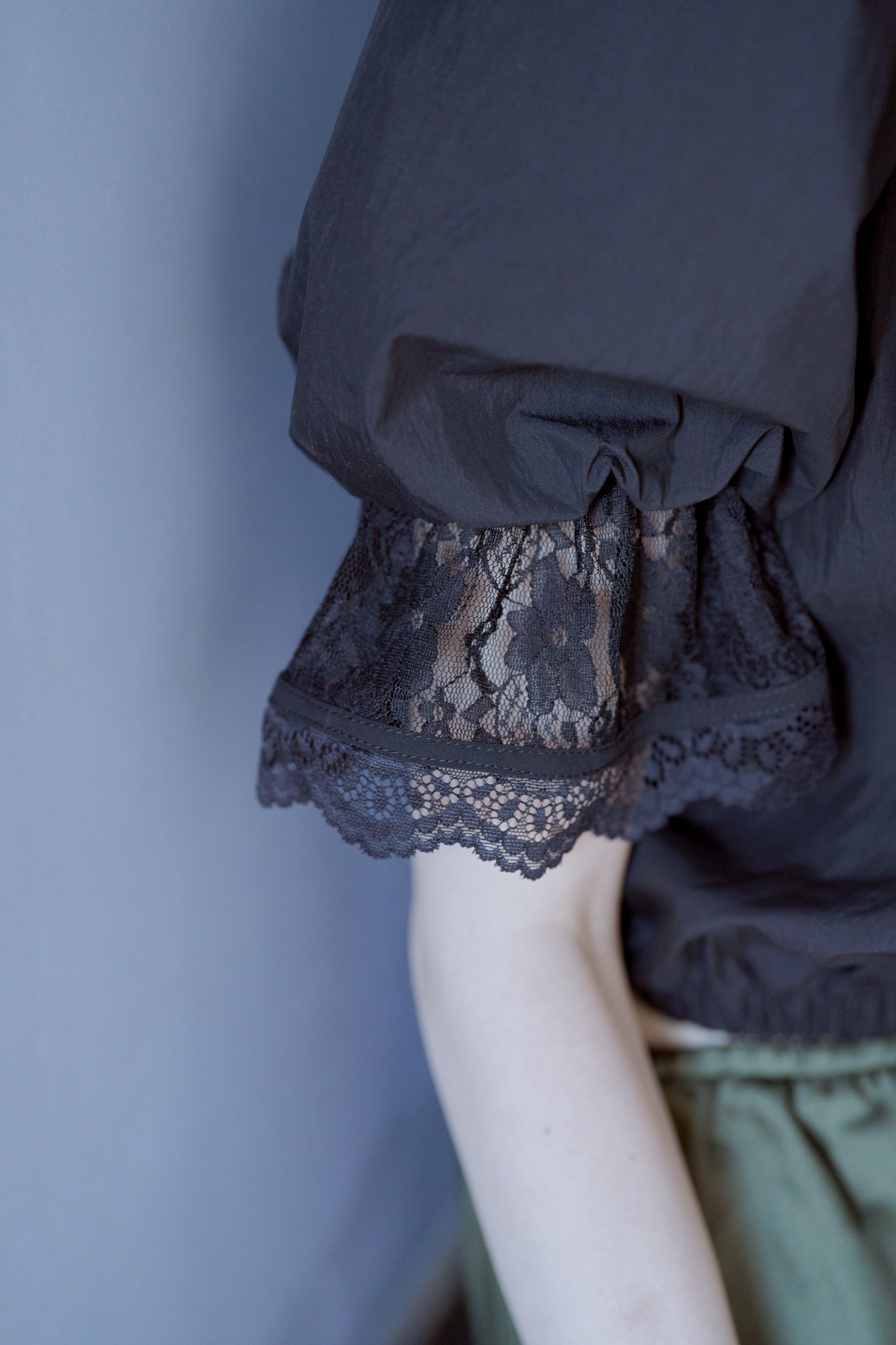 Lace puff balloon blouse / black