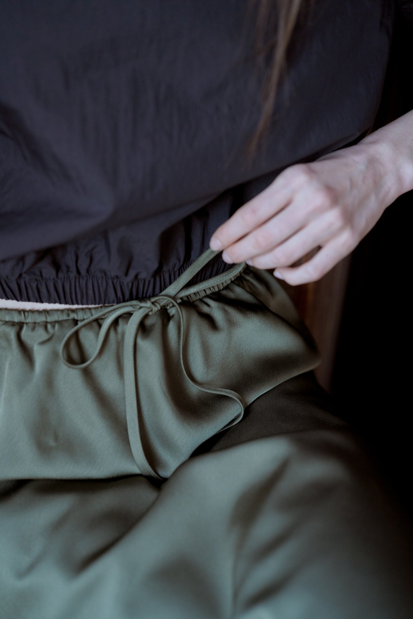 BlackLace hem satin skirt / oak