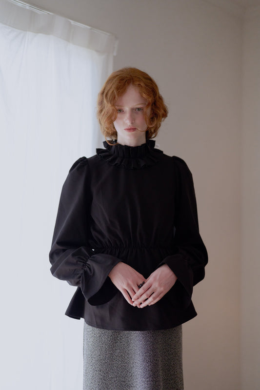 Volume frill collar blouse / black