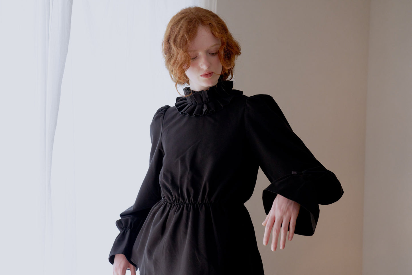 Volume frill collar blouse / black