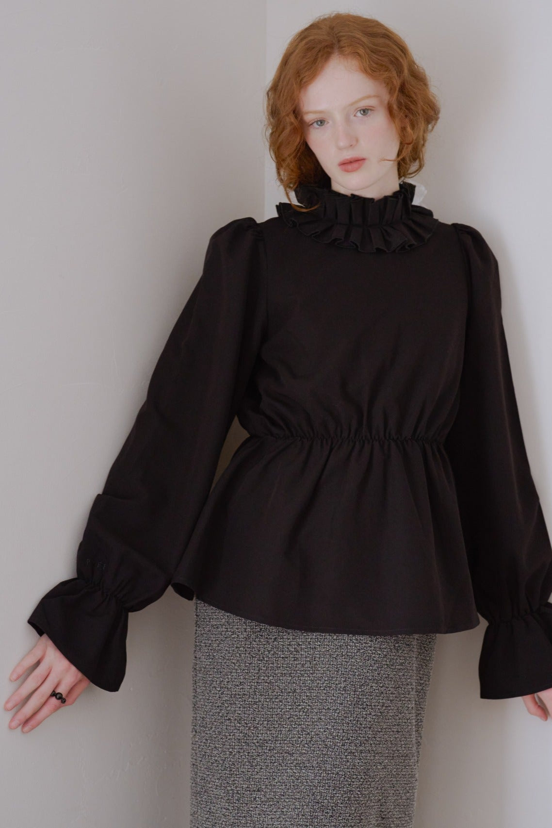 Volume frill collar blouse / black