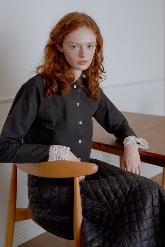 lace cuff cropped shirt / black