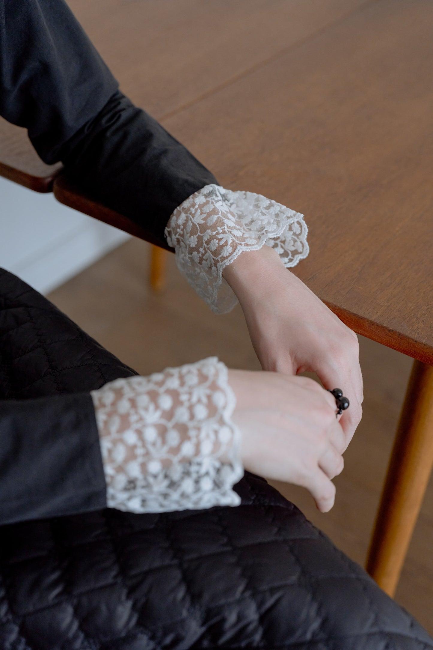 lace cuff cropped shirt / black