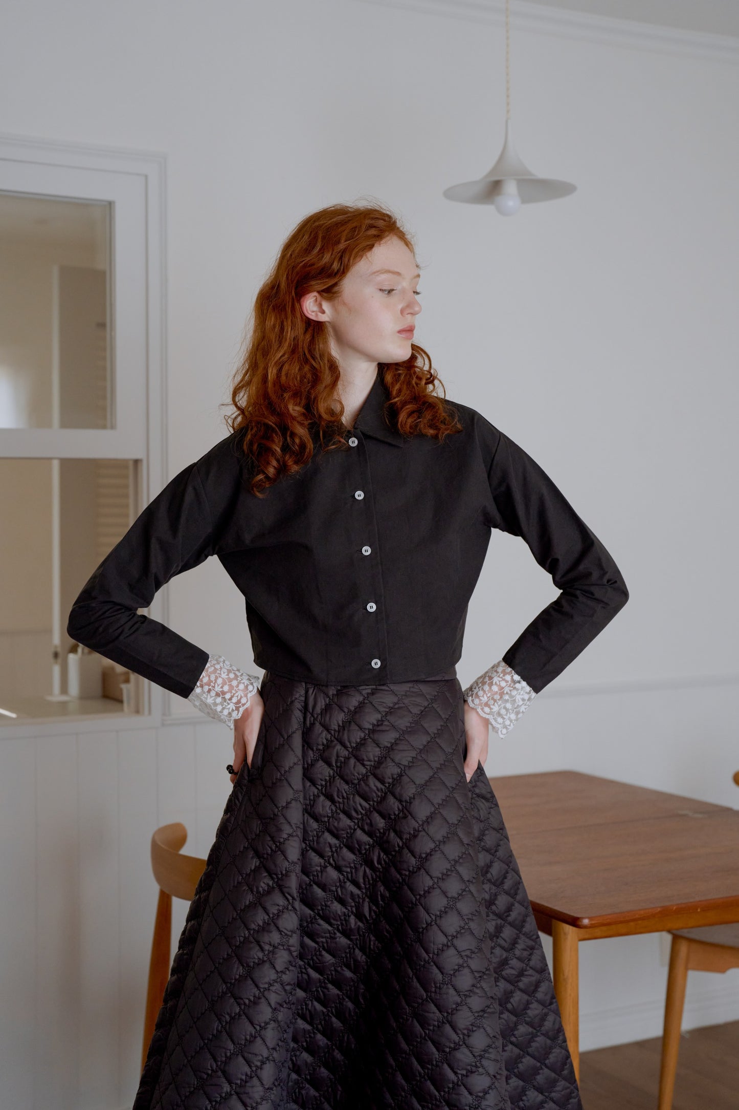 lace cuff cropped shirt / black
