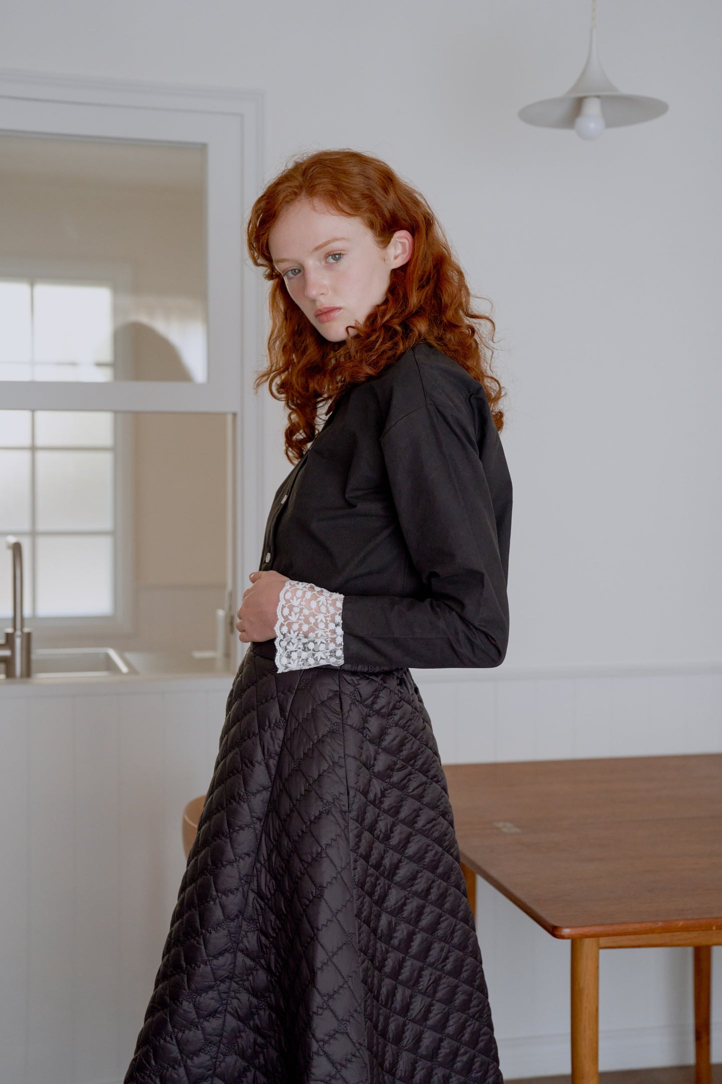 lace cuff cropped shirt / black