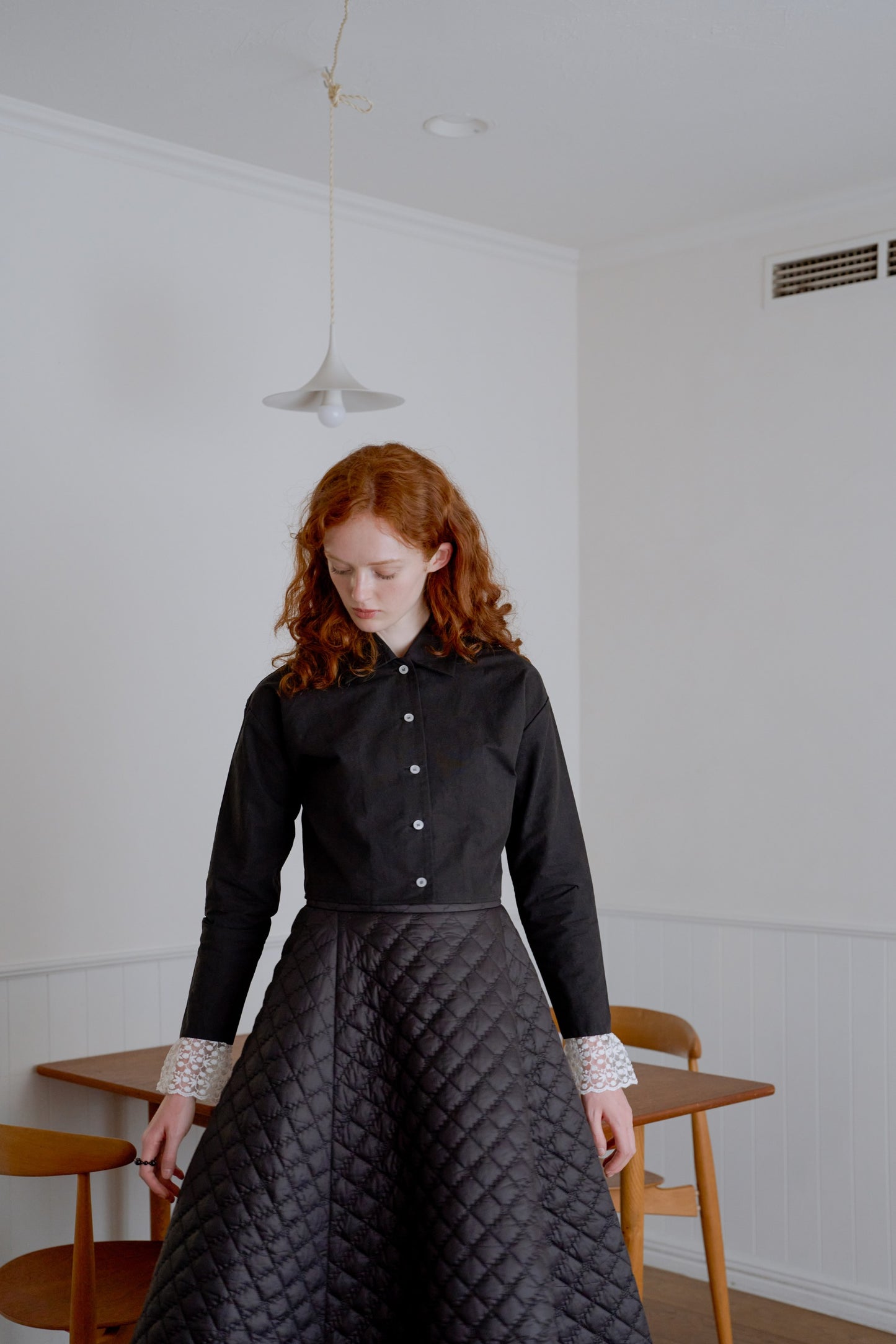 lace cuff cropped shirt / black