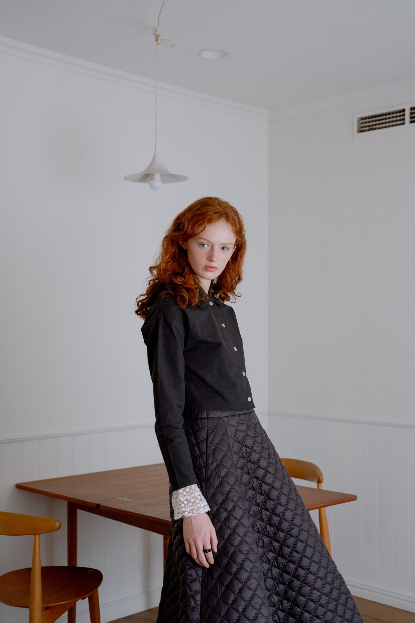 lace cuff cropped shirt / black