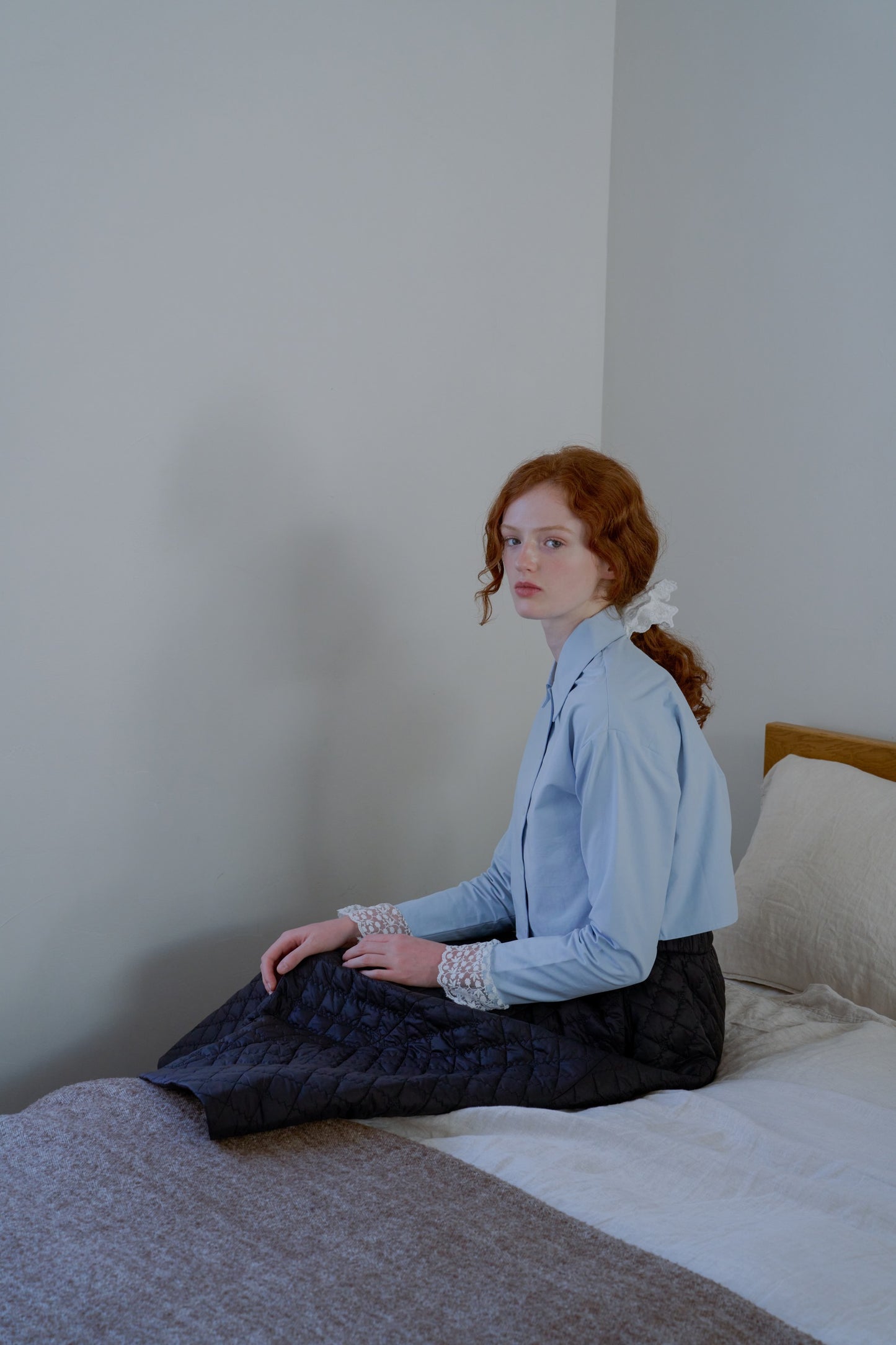 lace cuff cropped shirt / light blue