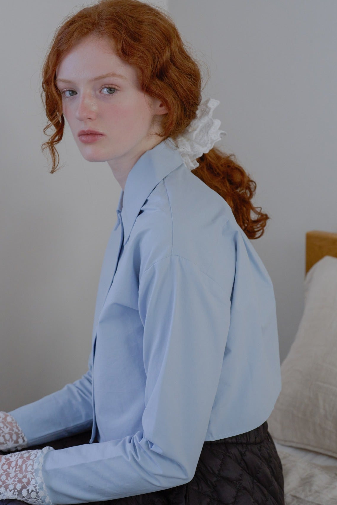lace cuff cropped shirt / light blue