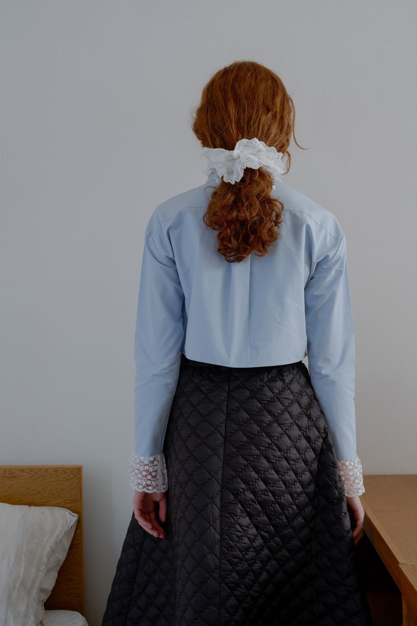 lace cuff cropped shirt / light blue
