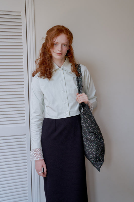 lace cuff cropped shirt / off white