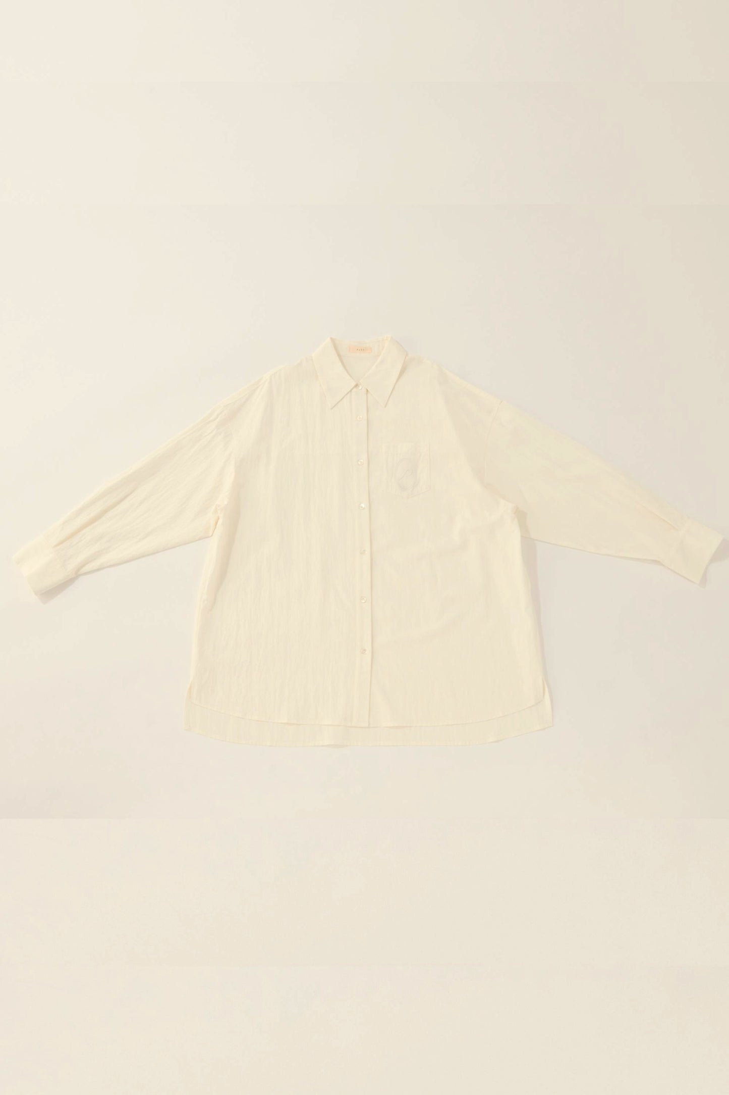 "P" Embroidery shirt / magnolia