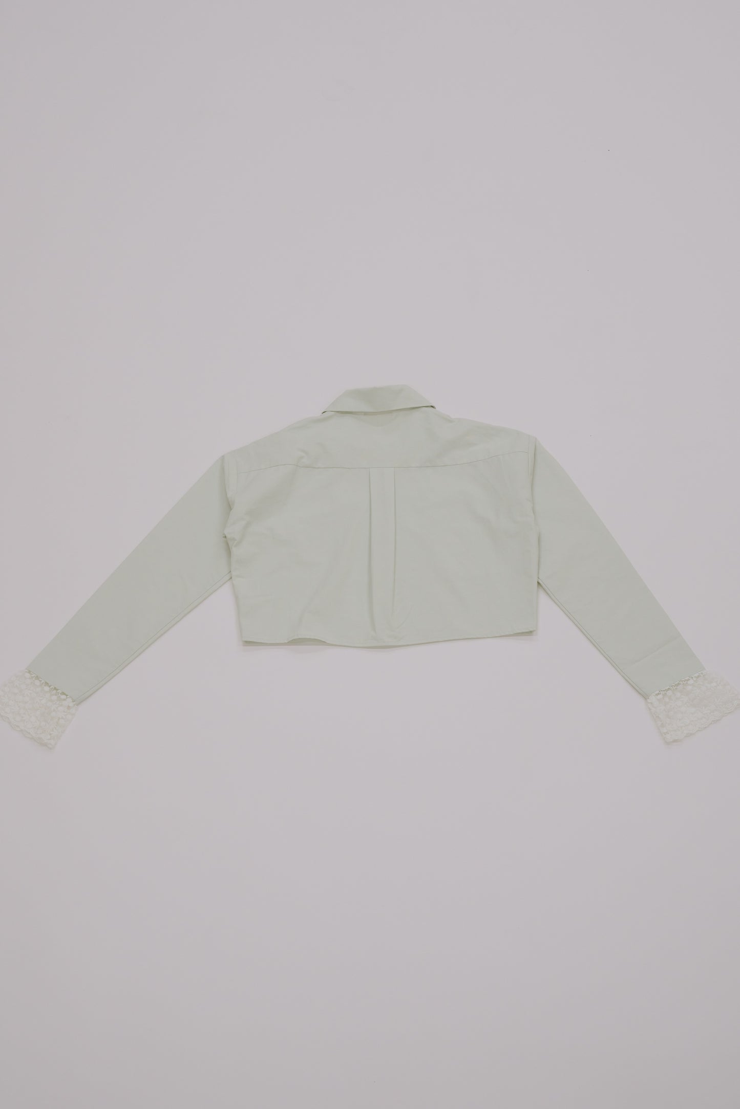 lace cuff cropped shirt / off white
