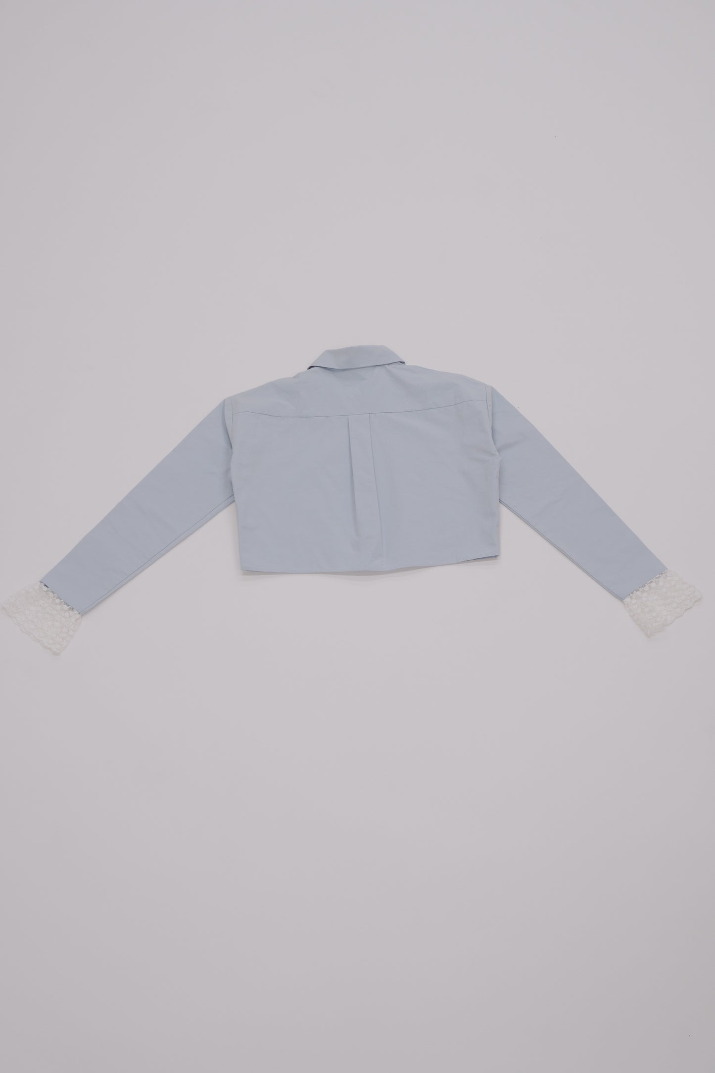 lace cuff cropped shirt / light blue