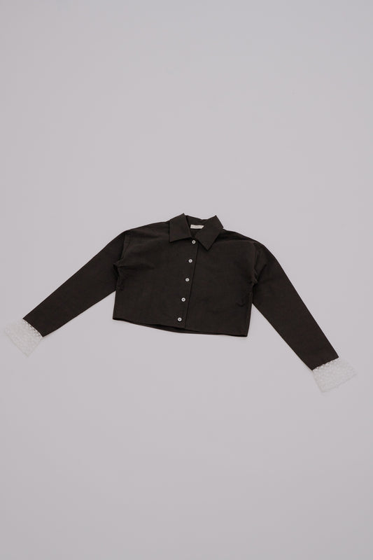 lace cuff cropped shirt / black