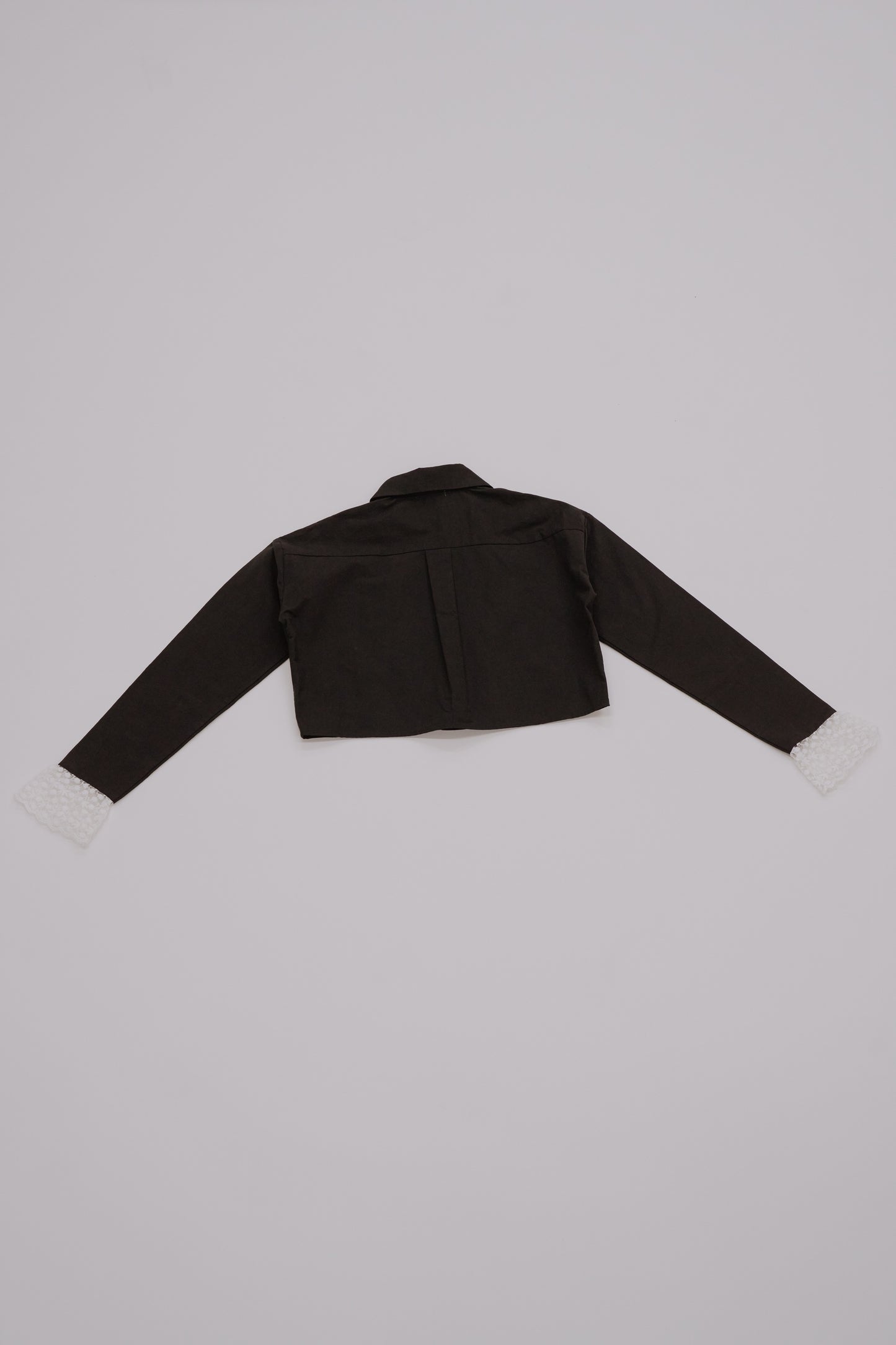 lace cuff cropped shirt / black