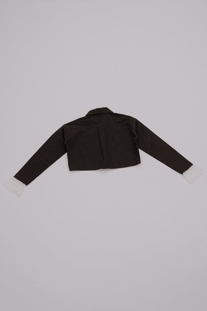 lace cuff cropped shirt / black