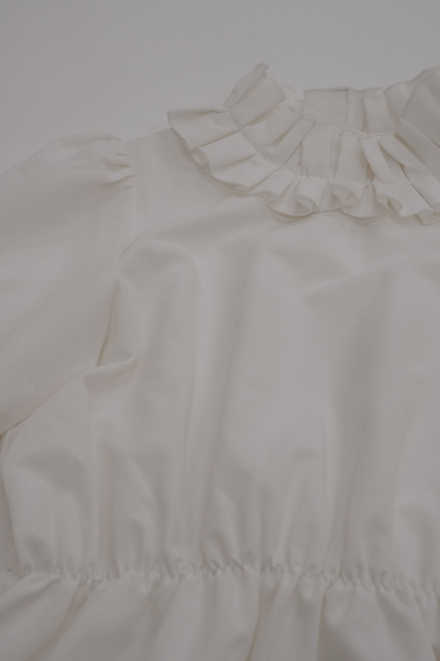 Volume frill collar blouse / white