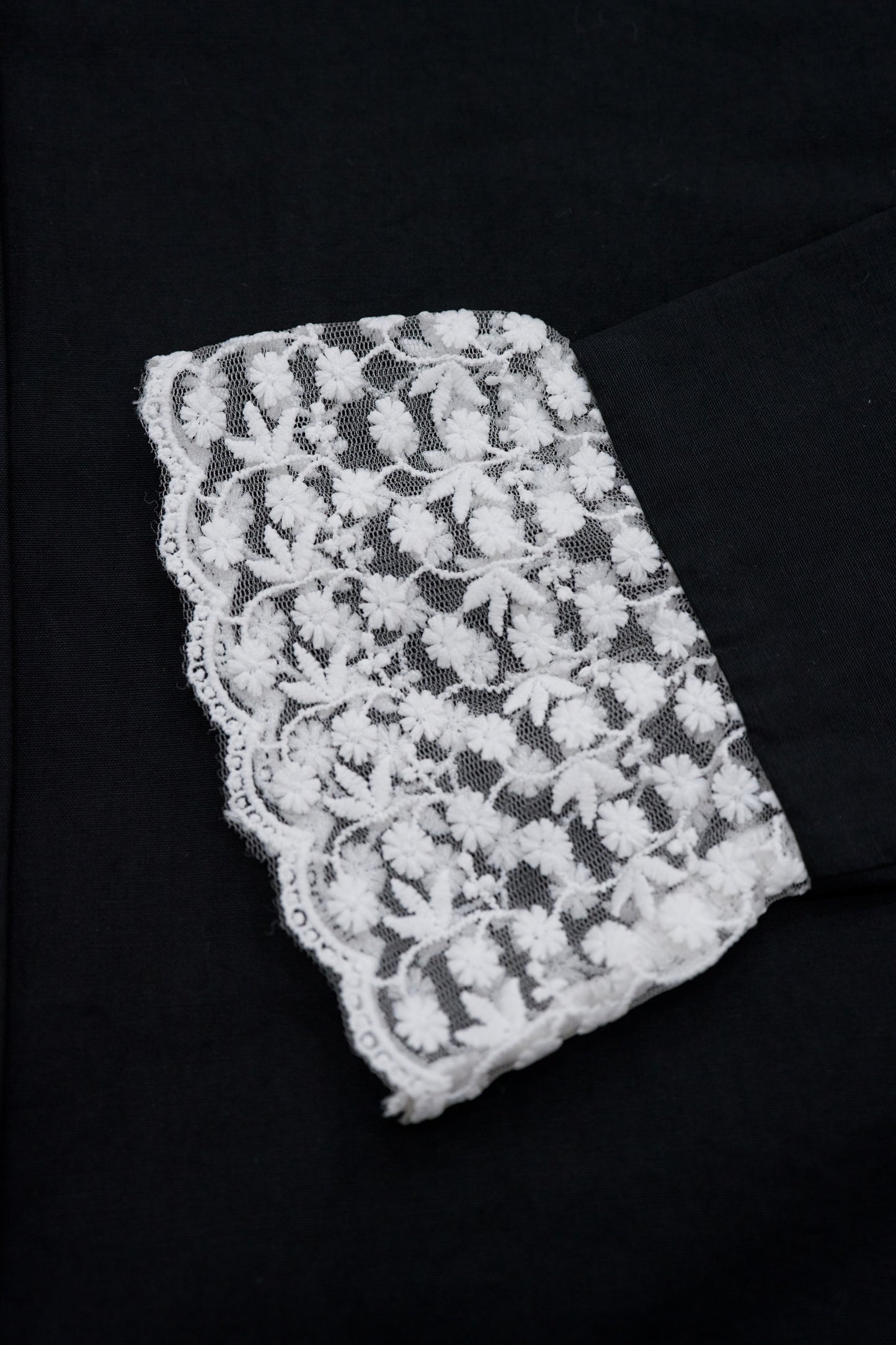 lace cuff cropped shirt / black
