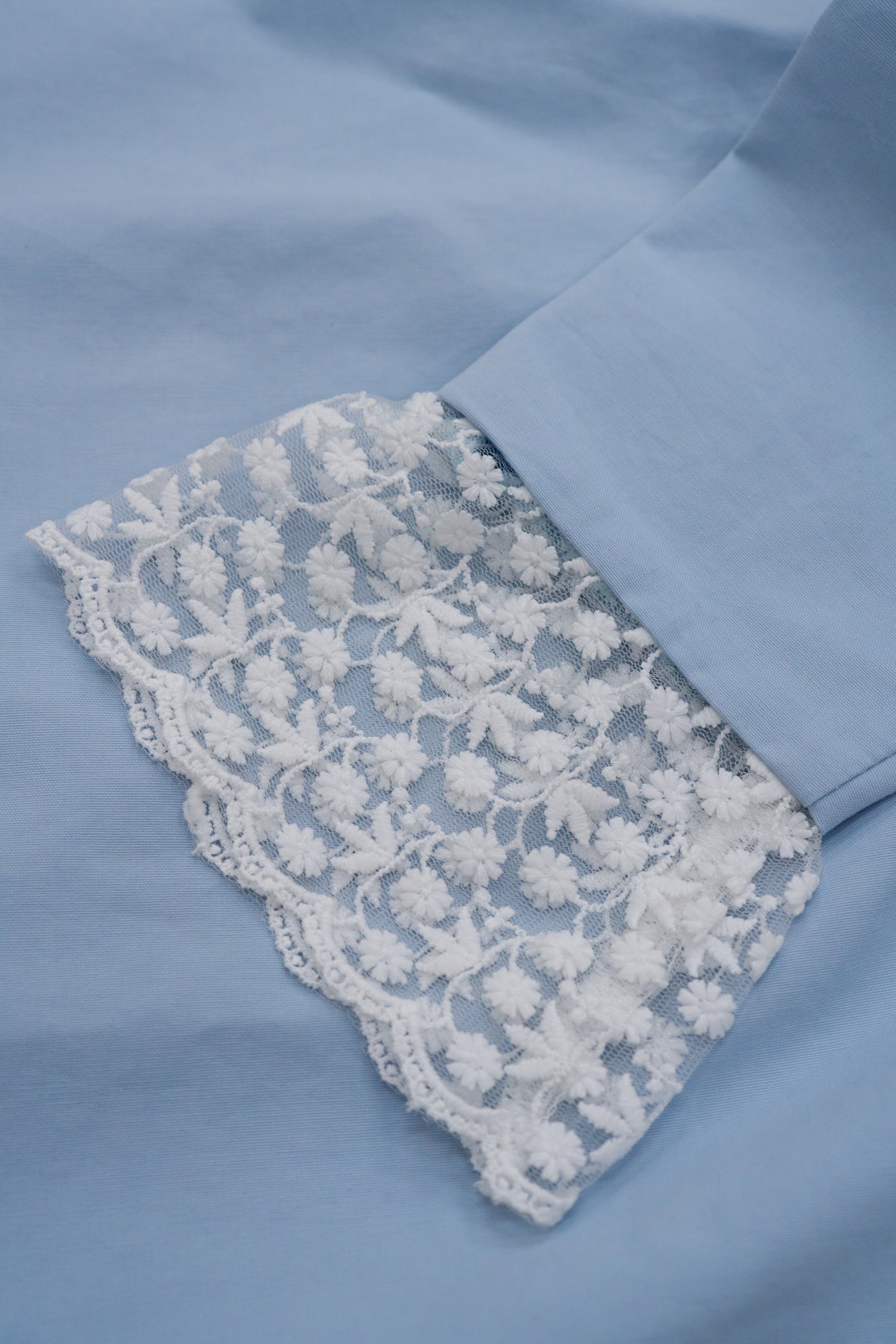 lace cuff cropped shirt / light blue