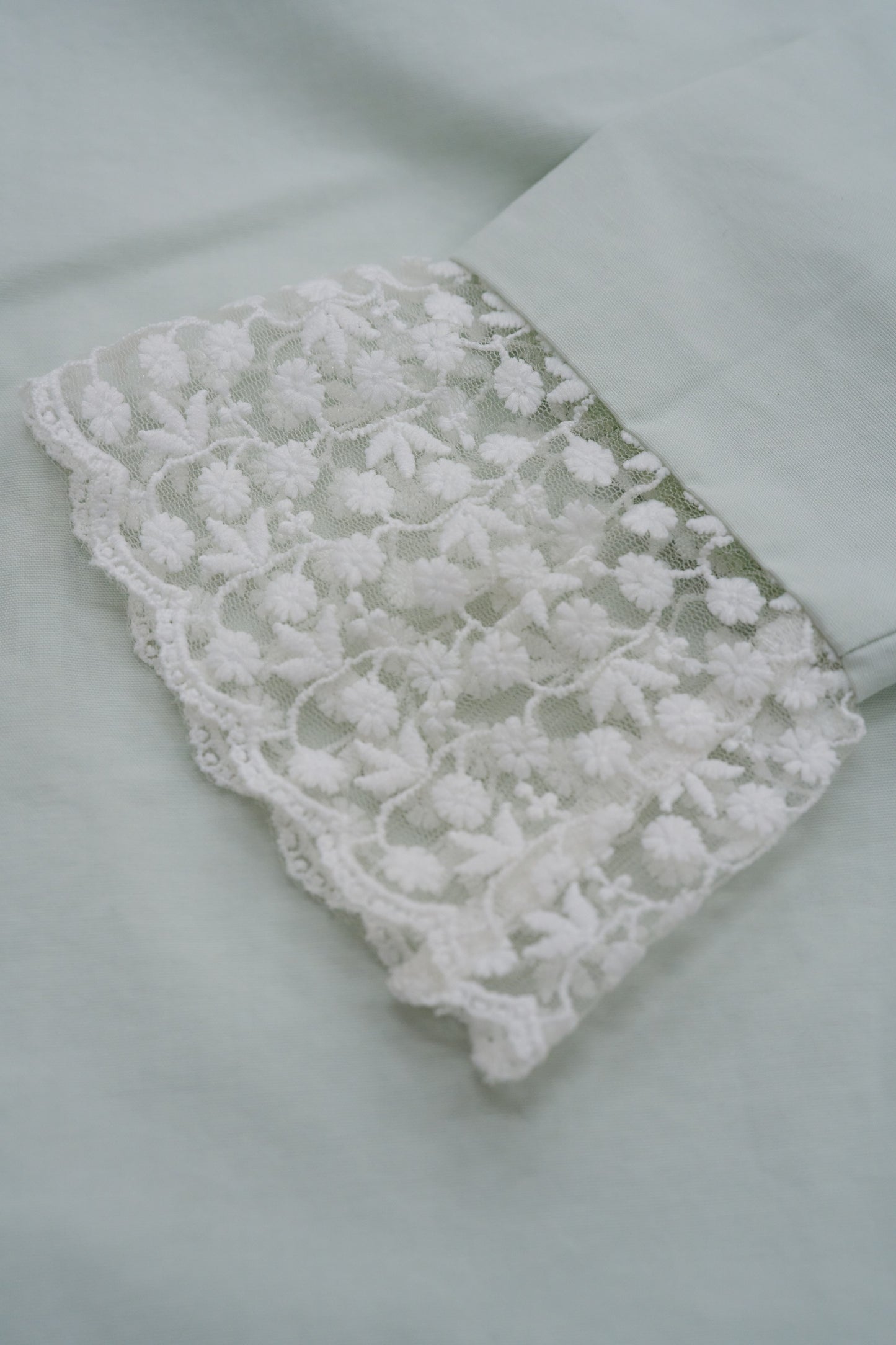 lace cuff cropped shirt / off white