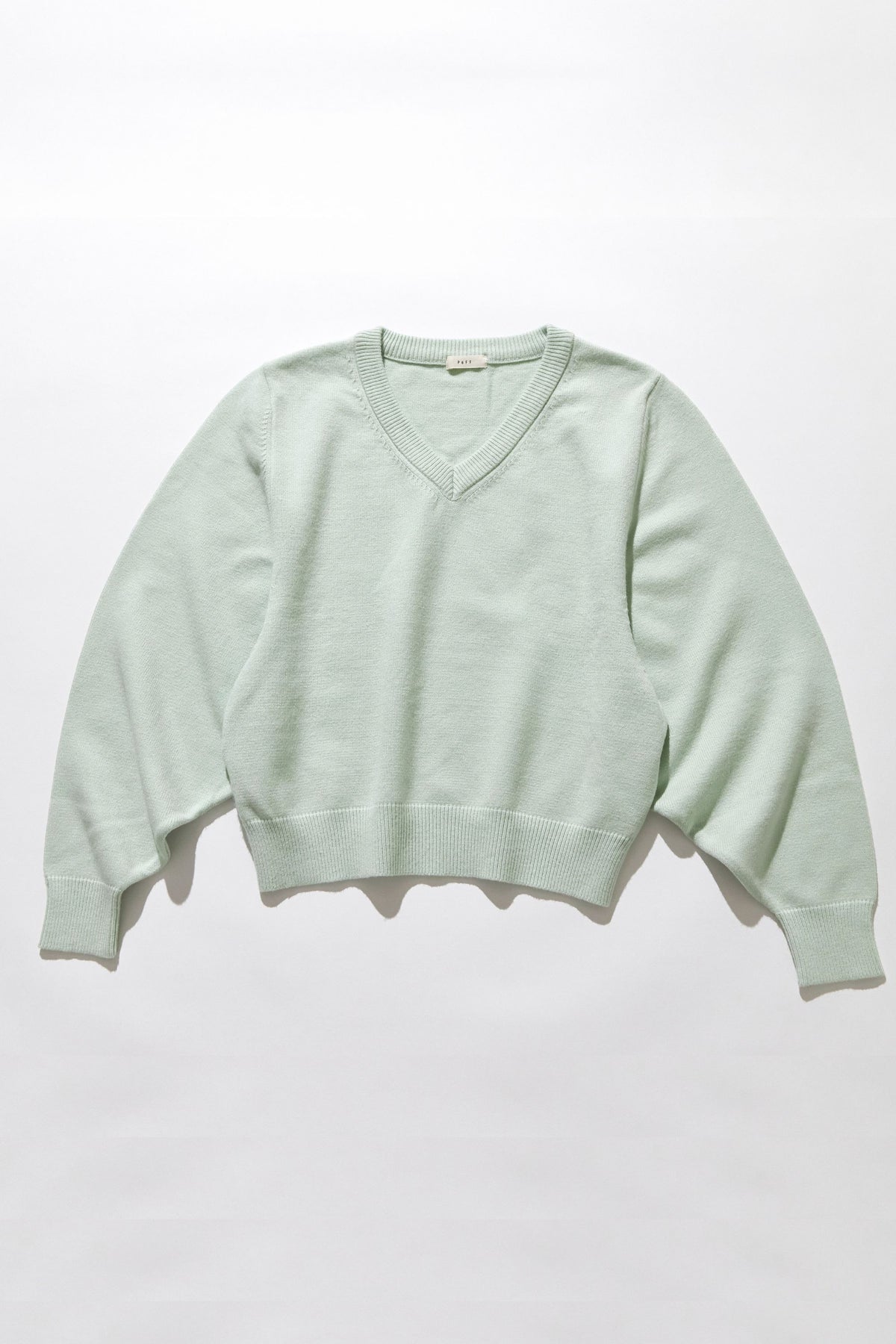 Loose v-neck knit / pistachio milk