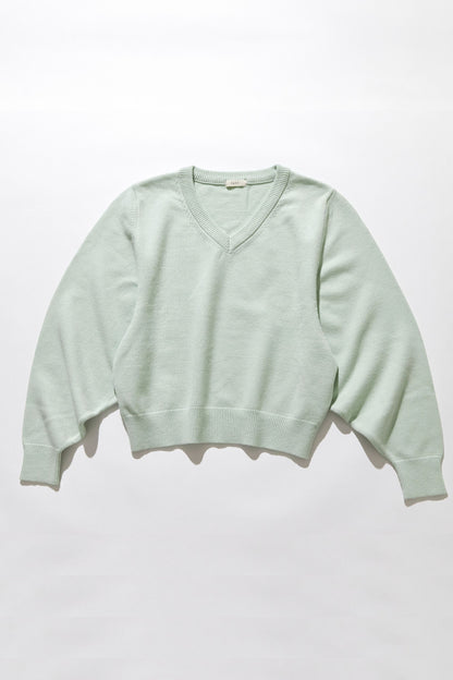 Loose v-neck knit / pistachio milk