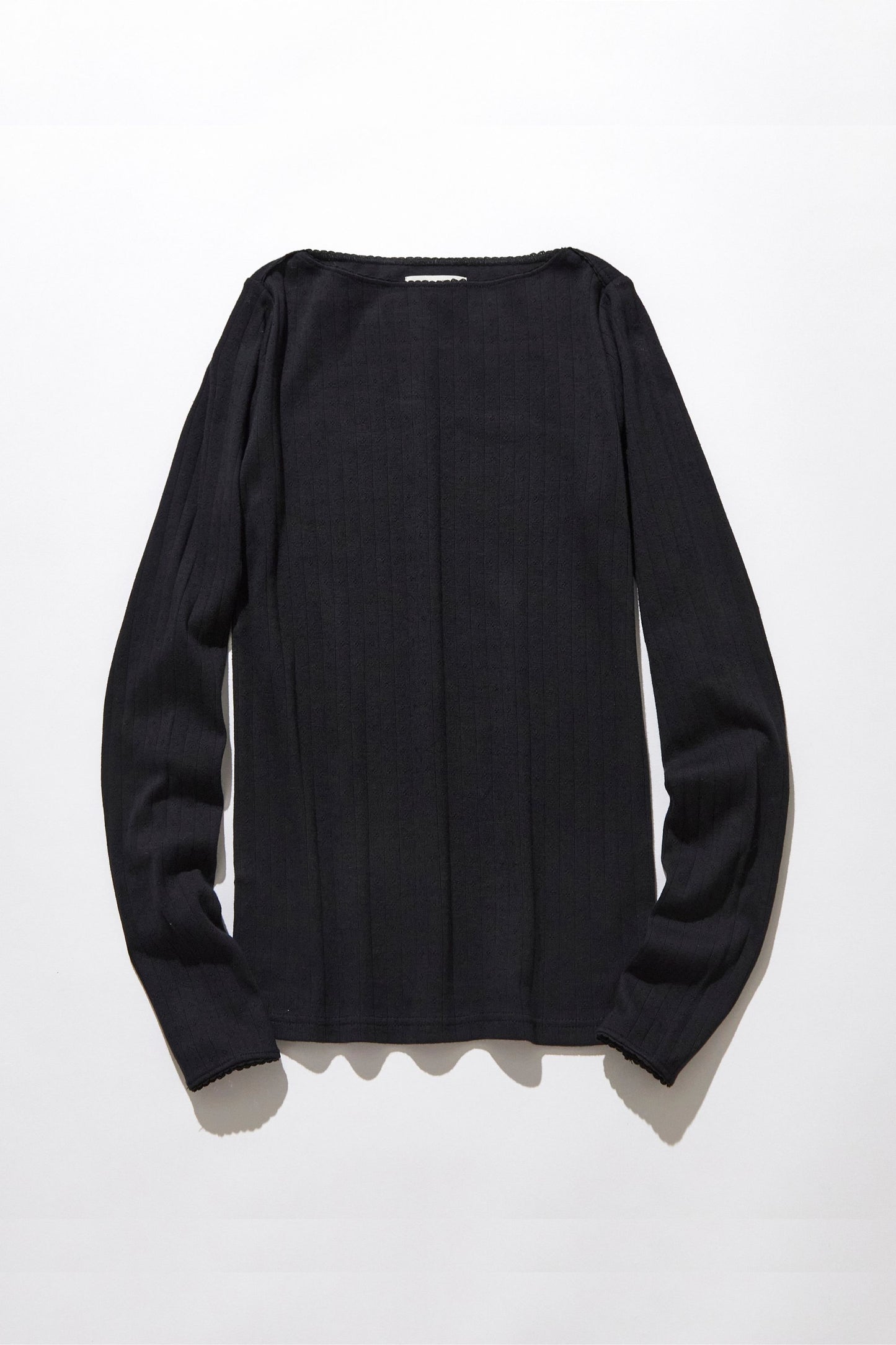 Eyelet lace boat-neck tops / Black