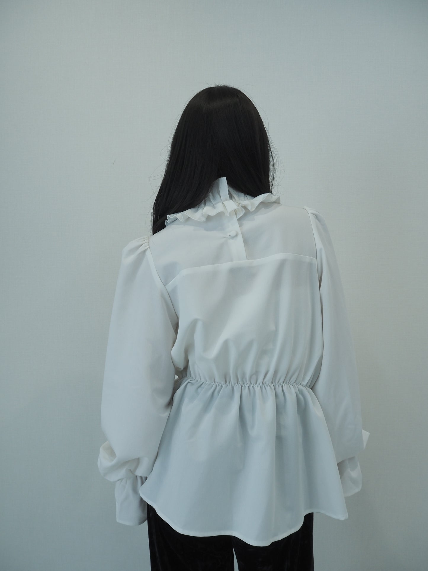 Volume frill collar blouse / white