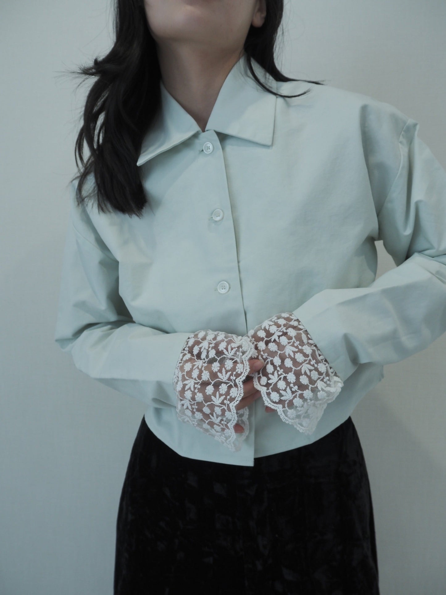lace cuff cropped shirt / off white