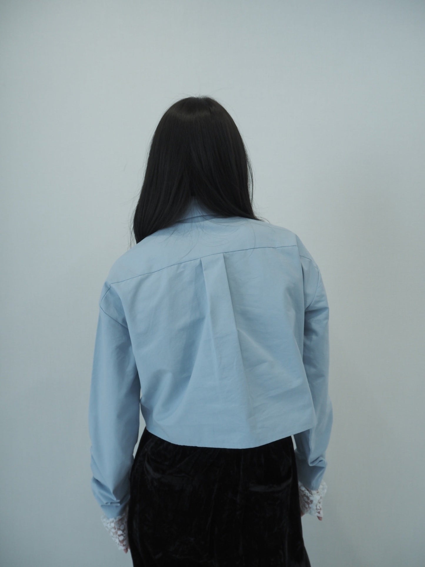lace cuff cropped shirt / light blue
