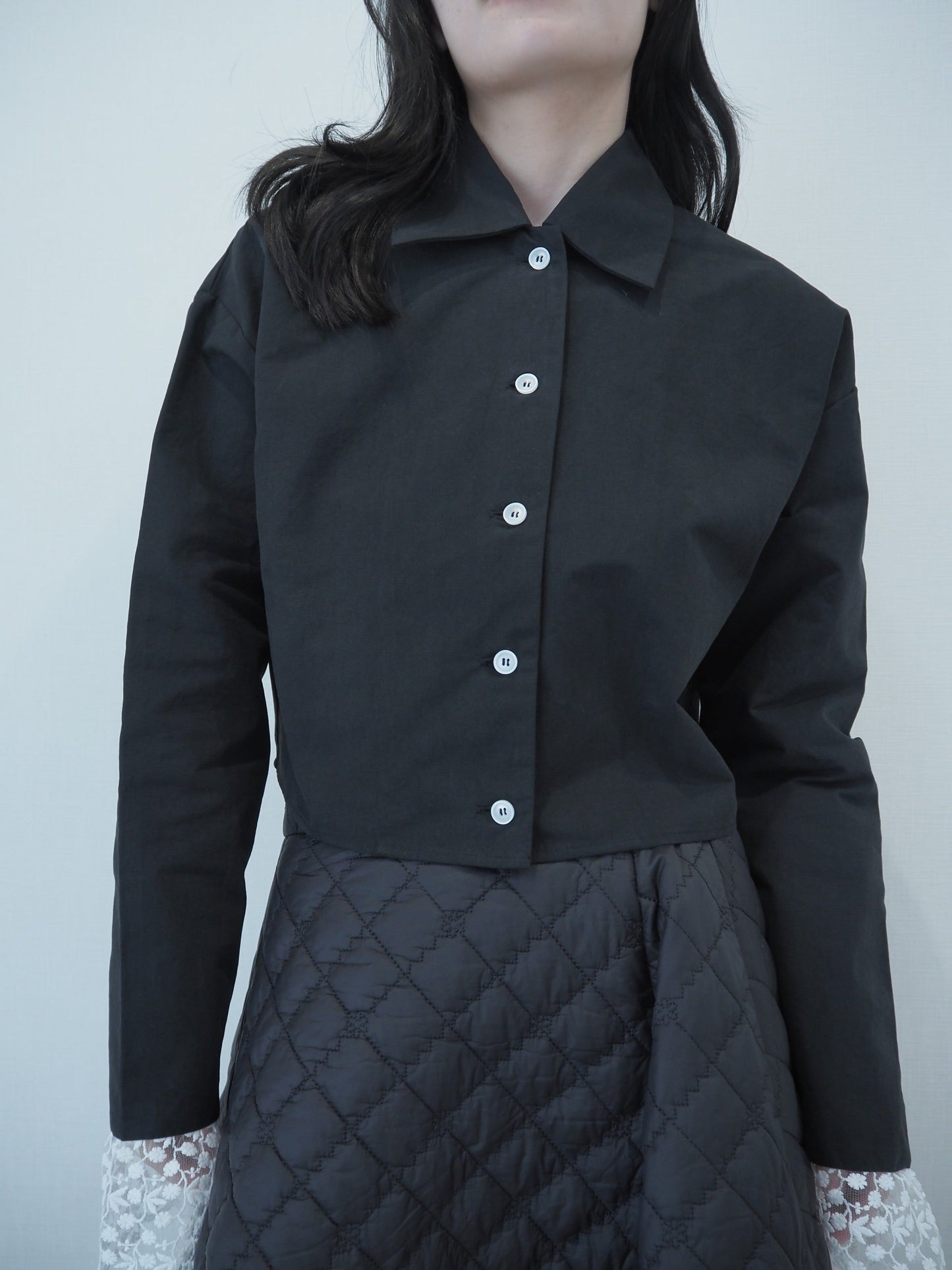 lace cuff cropped shirt / black