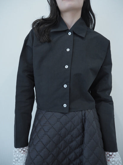 lace cuff cropped shirt / black