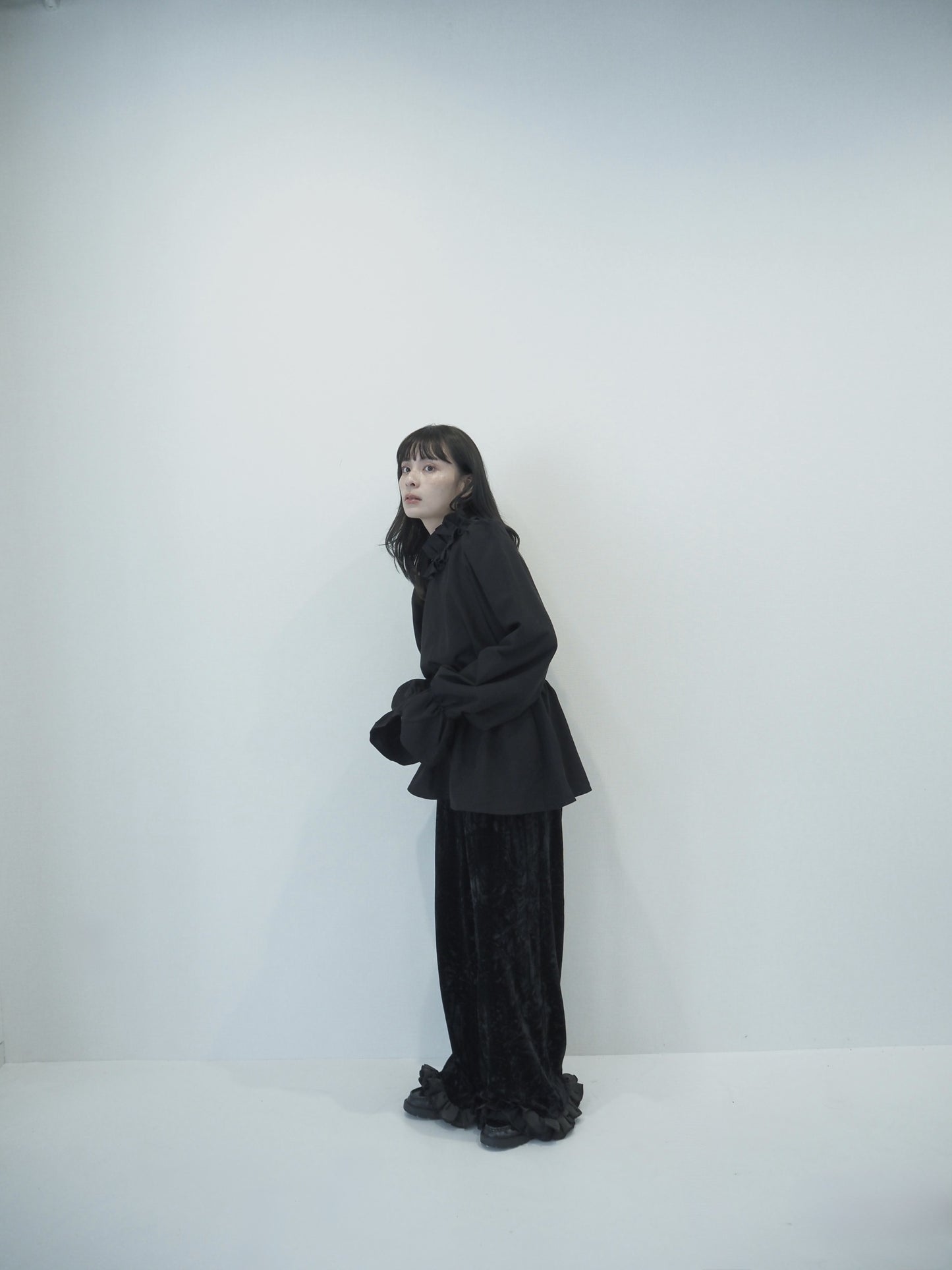 Volume frill collar blouse / black
