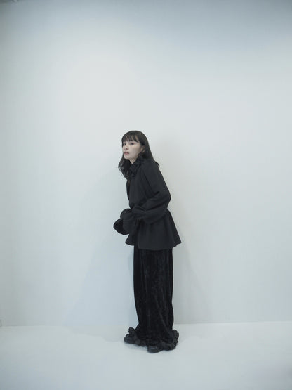 Volume frill collar blouse / black