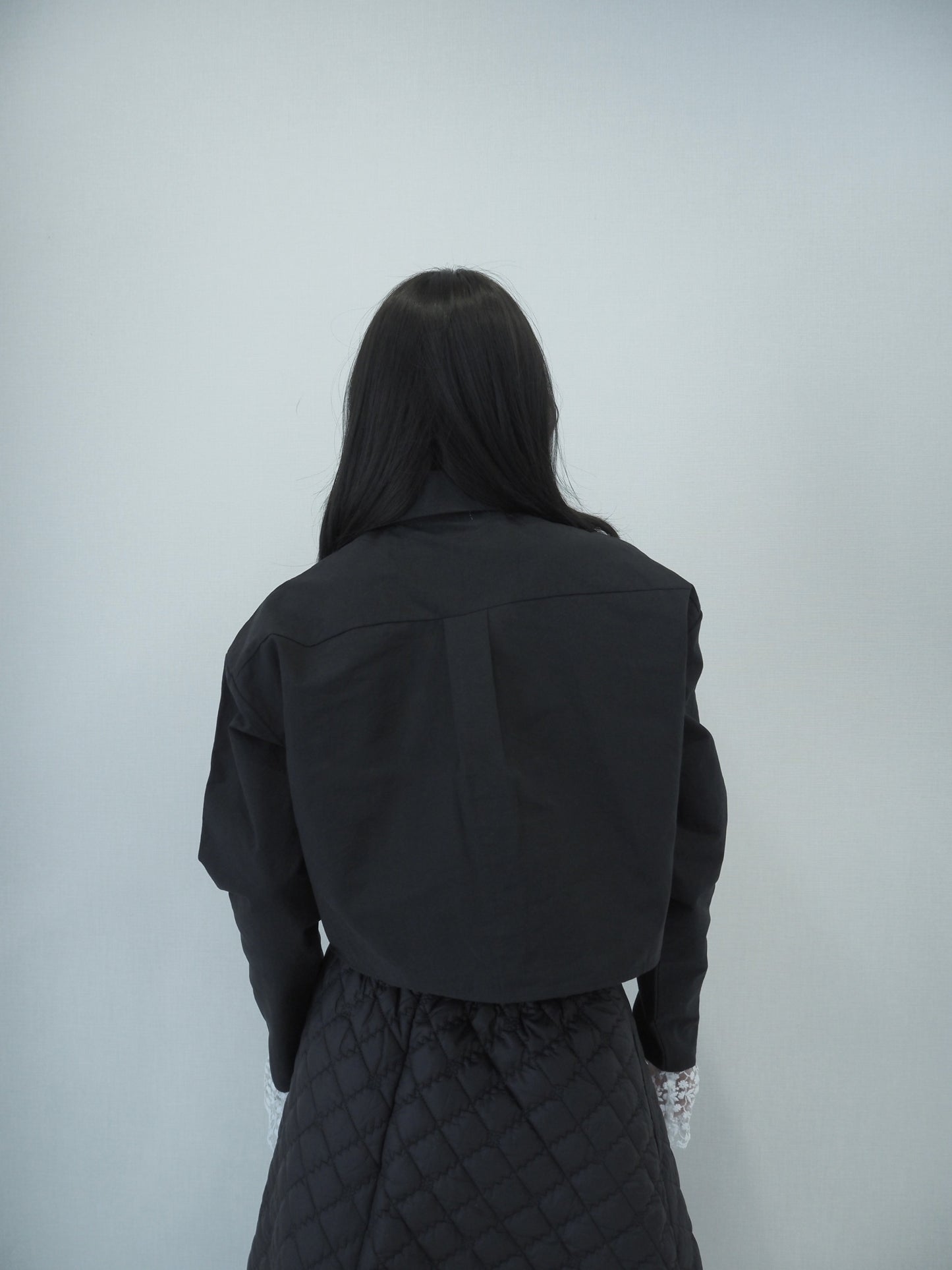 lace cuff cropped shirt / black