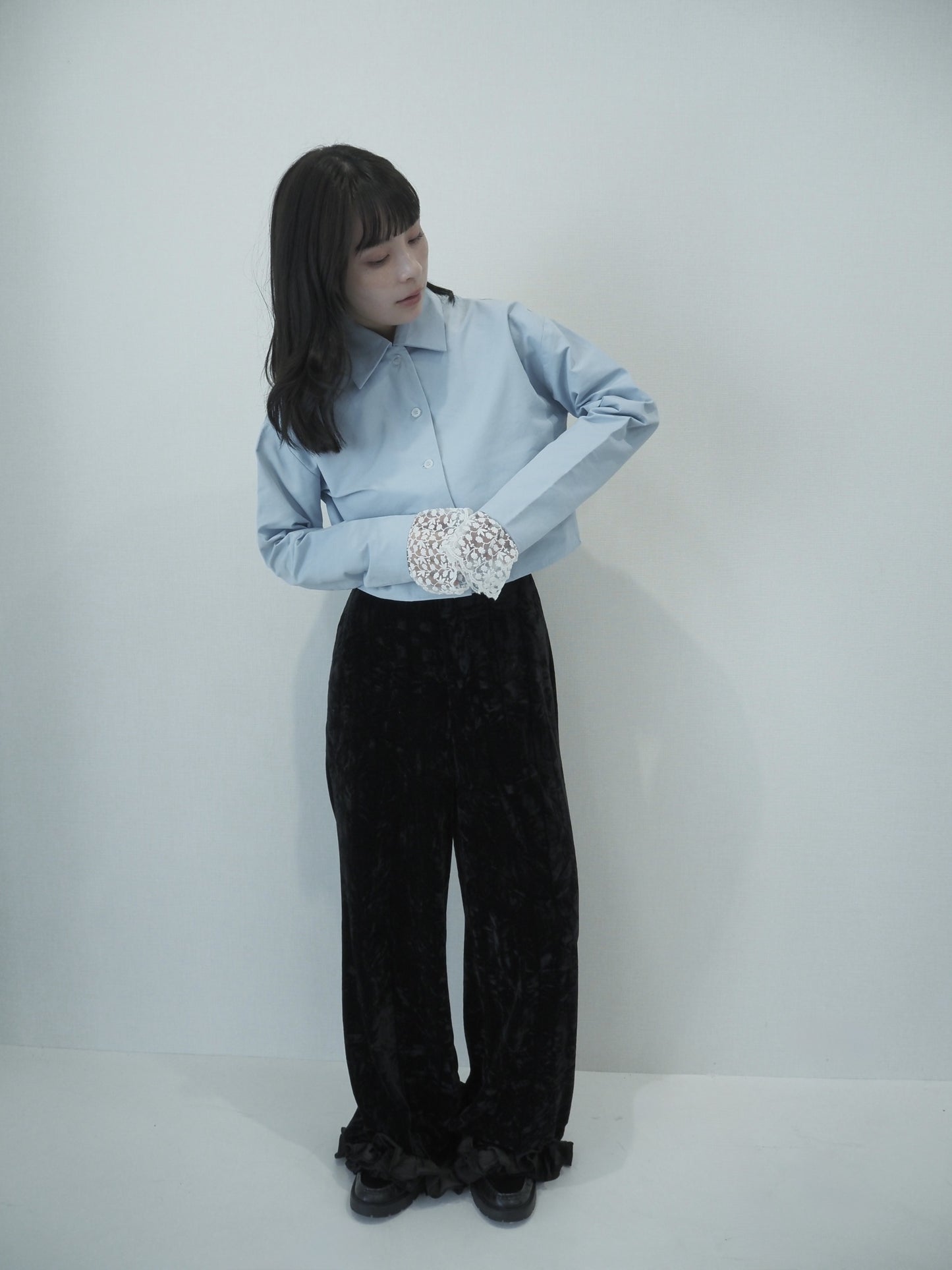 lace cuff cropped shirt / light blue