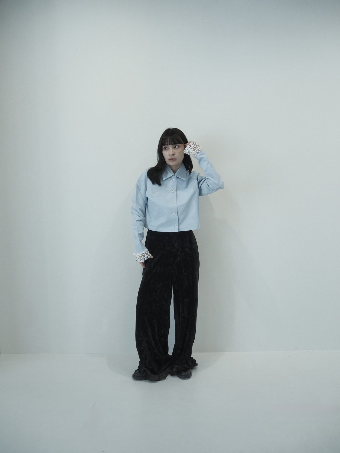 lace cuff cropped shirt / light blue