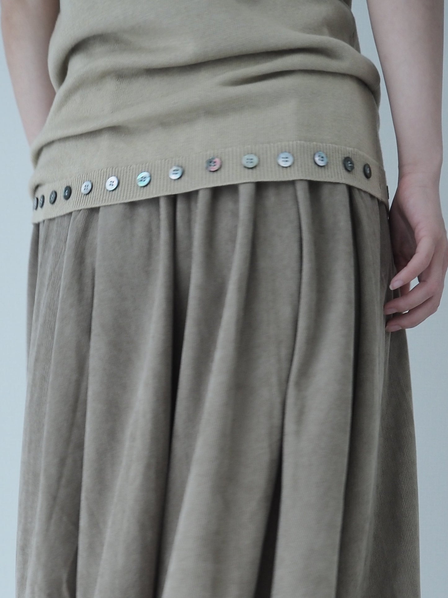 Hem button knit top / Olive beige