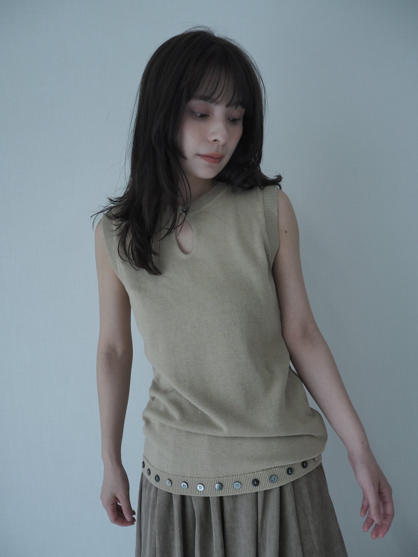 Hem button knit top / Olive beige