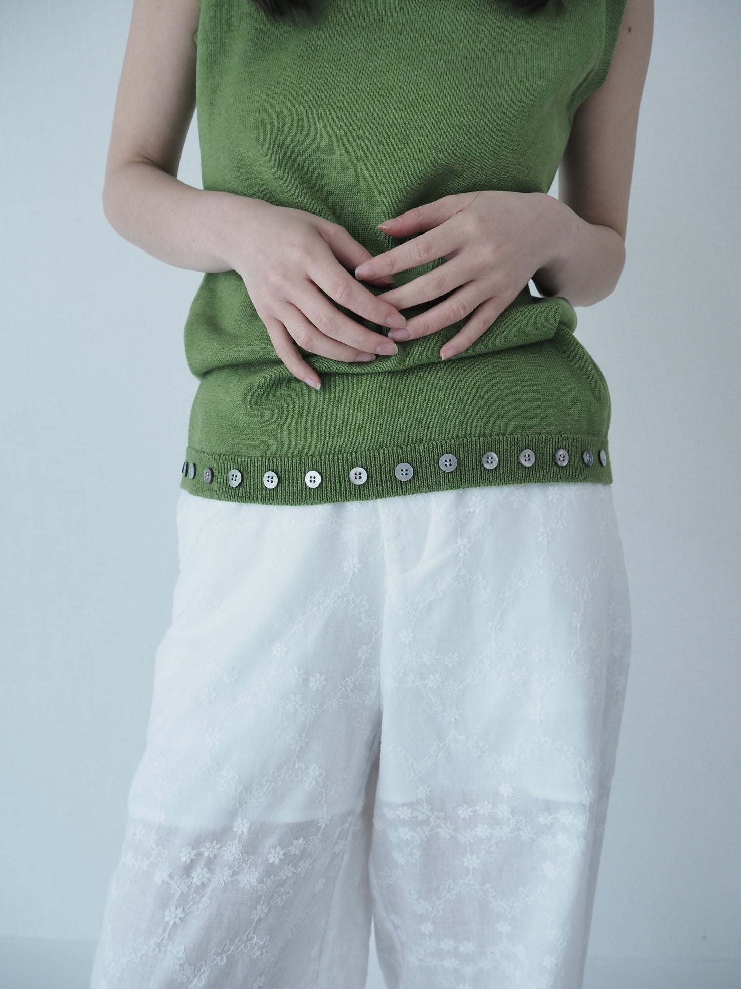 Hem button knit top / Basil